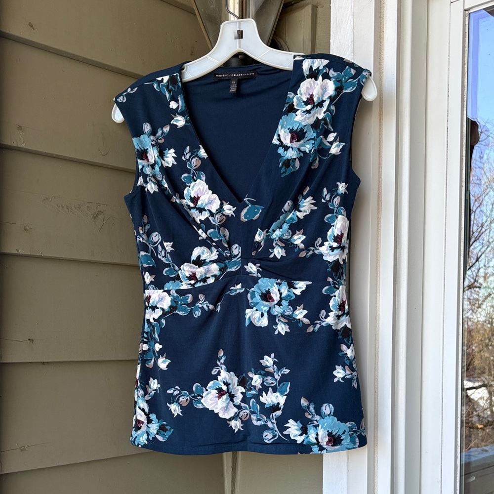 NWOT White House Black Market Navy Floral Too. Sz XS can fit S. 😍 a beauty